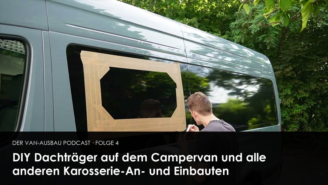 Dachfenster in der Holzdecke eines ausgebauten Vans