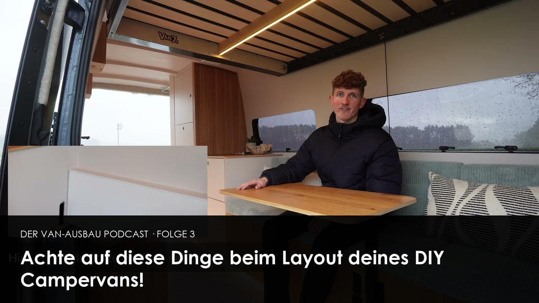 Julian beim Möbelbau im Kastenwagen