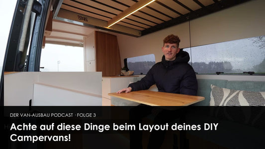 Julian beim Möbelbau im Kastenwagen